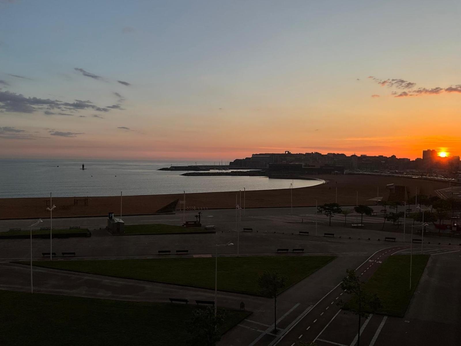Ferienwohnung El Atico De La Playa Parking Gratis Gijón Exterior foto